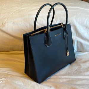 Michael Kors bag slight used, beautiful, clean and